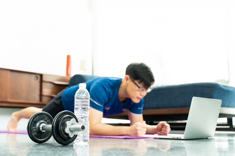노트북으로 자세를 참고해가며 자신의 전문성을 체크하고 있는 운동처방사