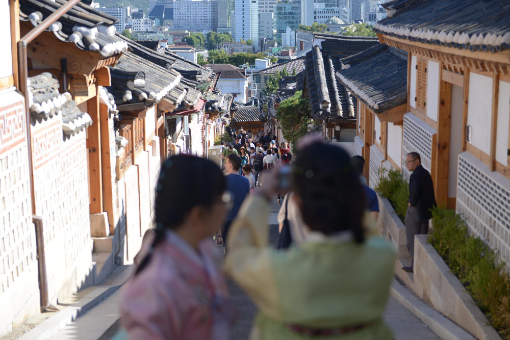 역사적 사실과 함께 문화에 대해 관광객에게 알려주고 있는 한국사지도사