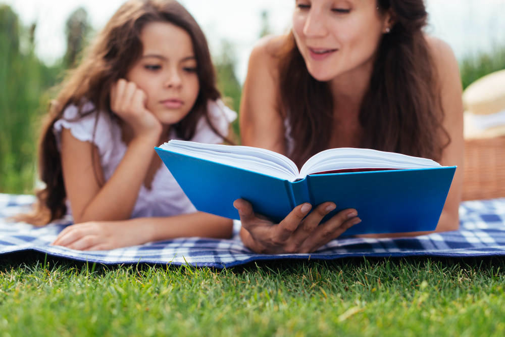 독서지도사 자격증을 취득한 부모와 같이 책을 읽고 있는 아이