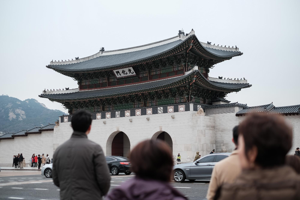 관광 가이드로서 안내를 하고 있는 한국사지도사