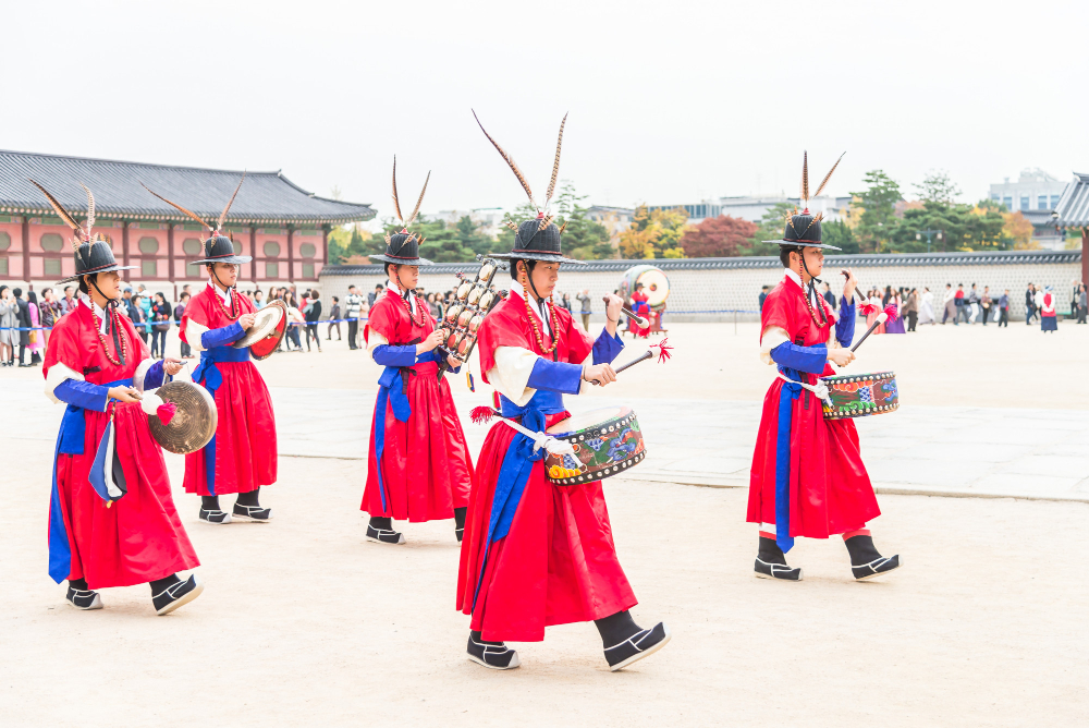 전통 행사를 관광하고 있는 한국사지도사